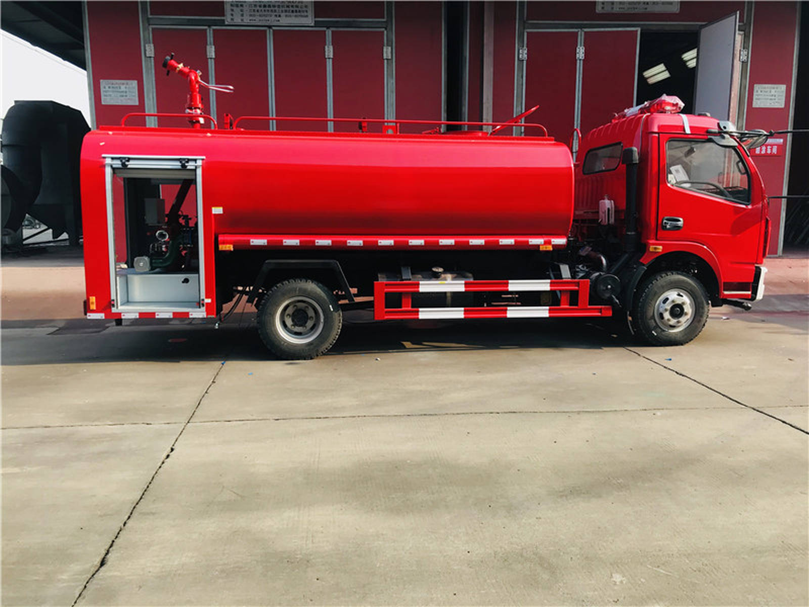 城市守護者 消防灑水車的雙重使命